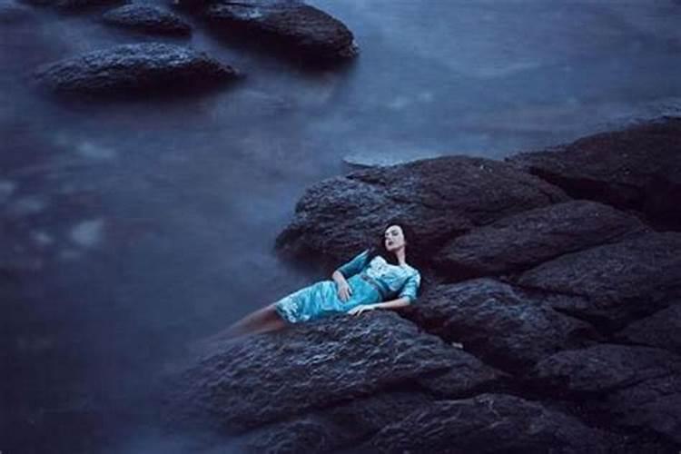 梦见一个熟悉的死去了的人的预兆