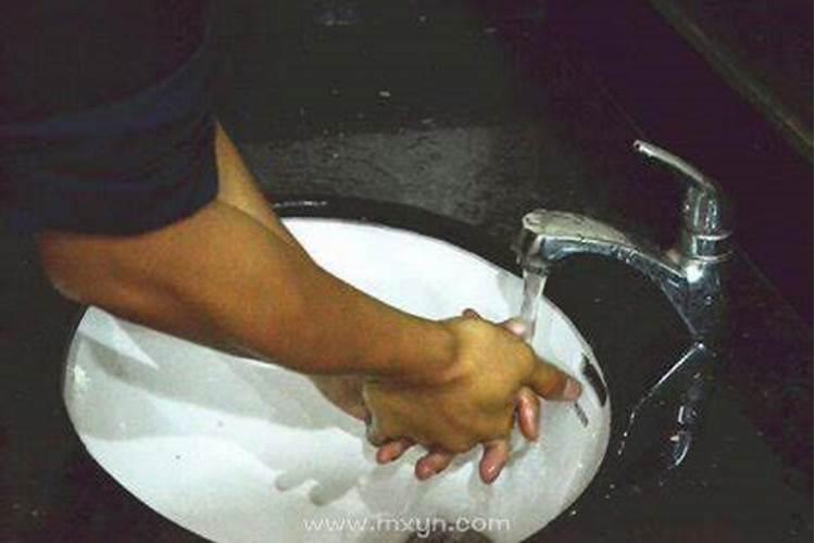 女人梦到自己拉屎还沾到手上