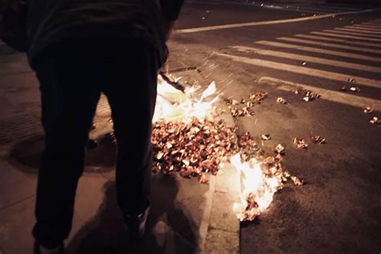 晚上十字路口烧纸几点去合适
