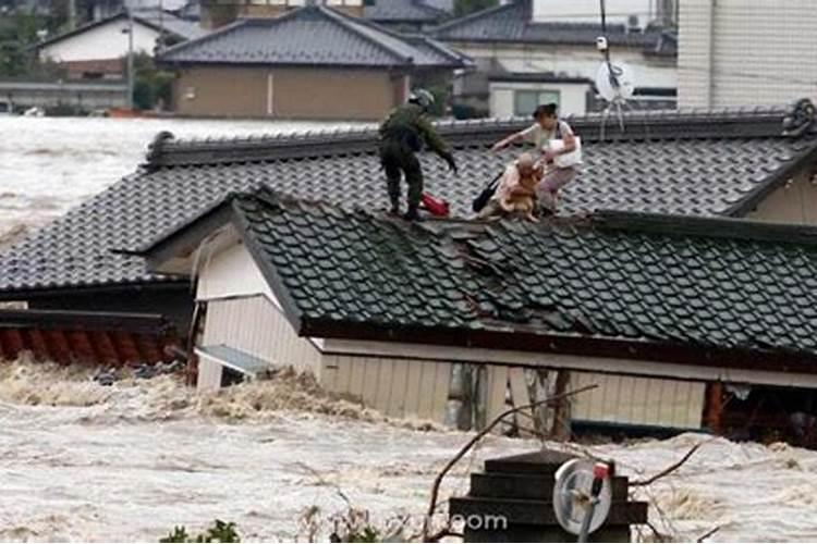 梦见被大水冲走又自救了