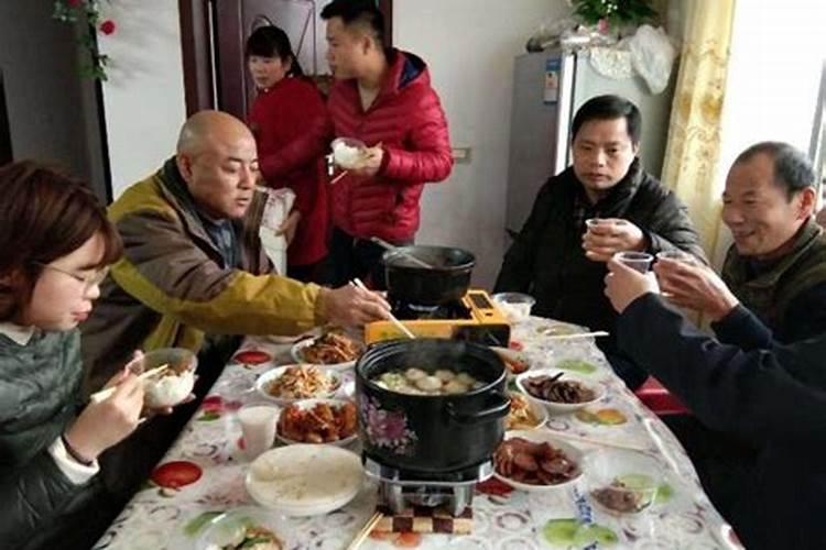 梦见好多不认识的人来家的预兆