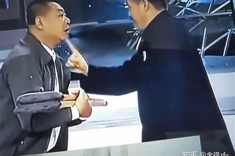 看见小蛇在横在家楼梯上预示着什么？