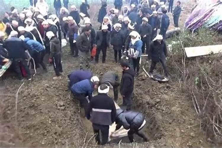 梦见过世的老人又出殡