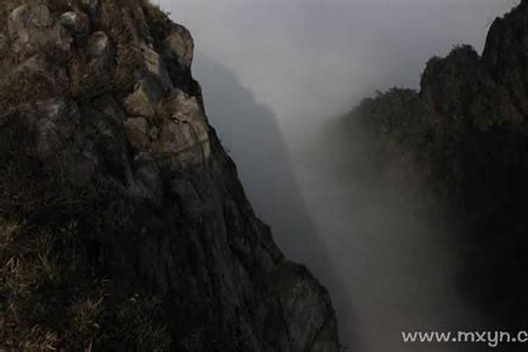 梦见深渊什么意思 梦见深渊的意思