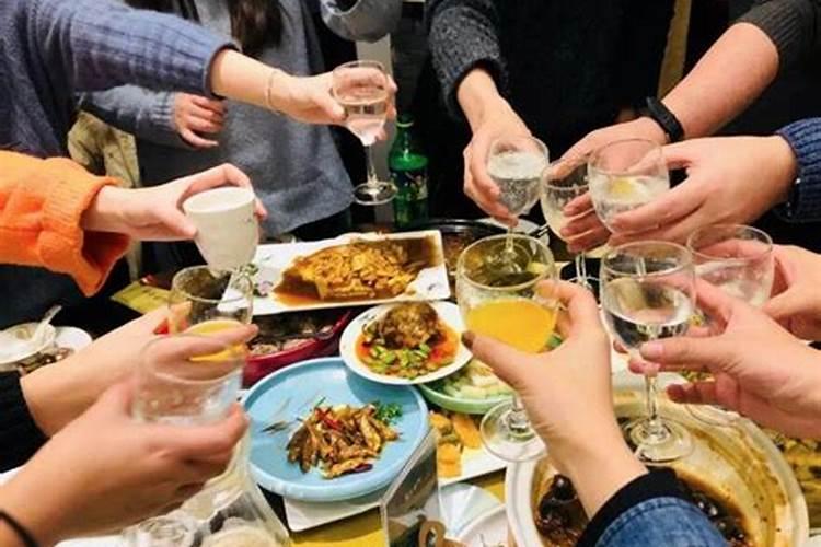 梦见和很多人聚餐的预兆