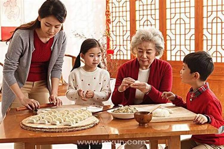梦见几个人一起包饺子