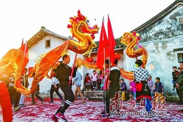 客家山人的来历、风俗、生活、建筑特色。