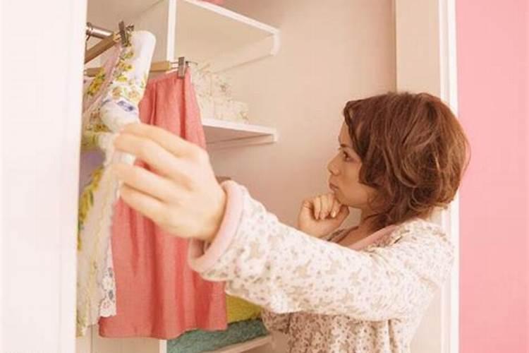 梦见别人在店里更换衣服的预兆
