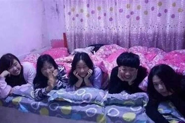 梦见三个人睡在故去奶奶炕上的预兆