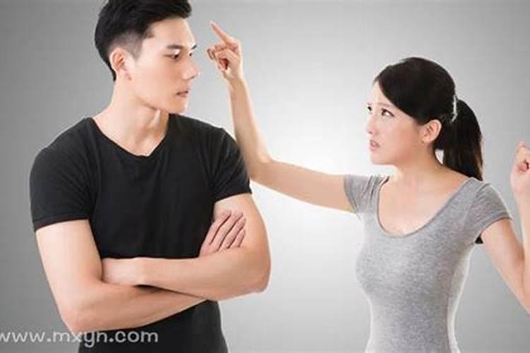 梦见前妻和我离婚还退我45000块钱是什么意思？