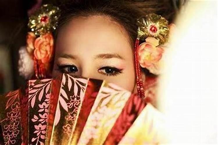 属虎女的情人是谁