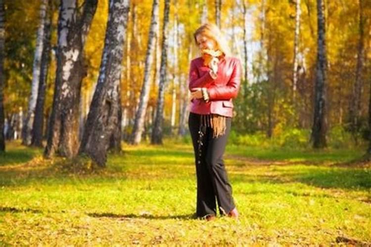 女人梦见死人并见到血 是凶是吉