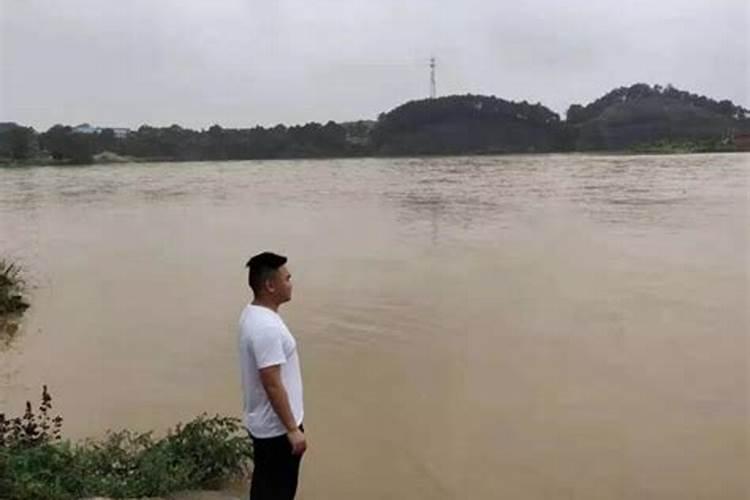 梦见很多人水库洗澡