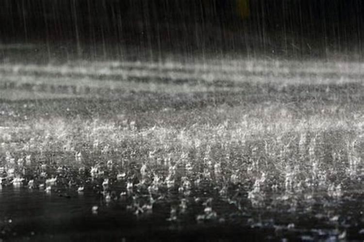 梦见晴天下雨代表什么？