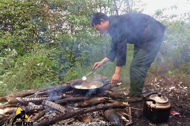 做梦在早已过世的姥姥家烧火做饭是怎么回事啊？