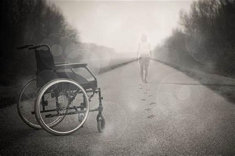 梦见死人对着我大笑是什么意思？