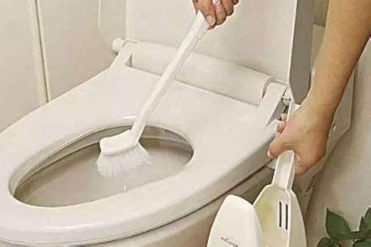 梦见家里的马桶漏水