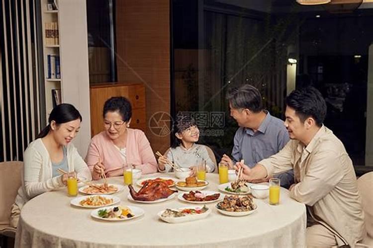 梦见家人团聚吃饭是什么意思？