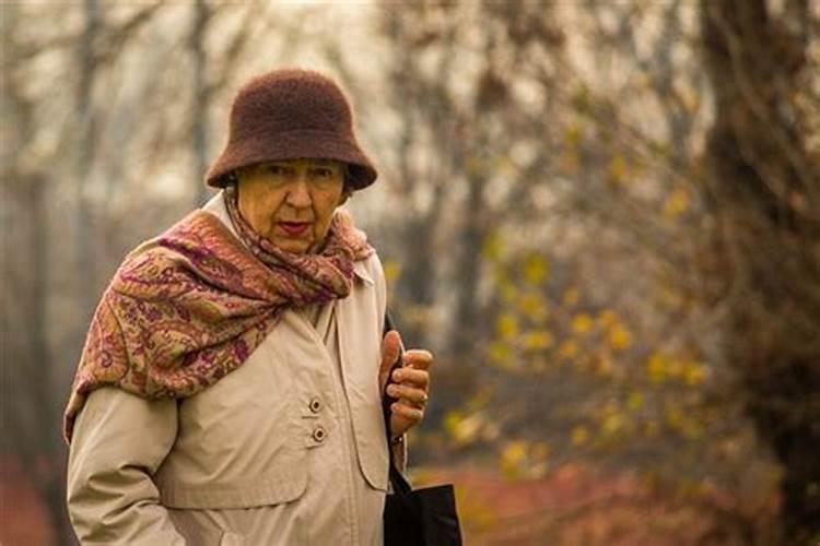 梦见奶奶还活着跟生前一样