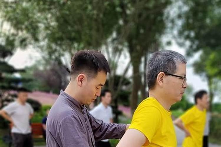 我父亲最近生了重病,家里为他置办棺材,但好好的棺材忽然就裂开了好大...